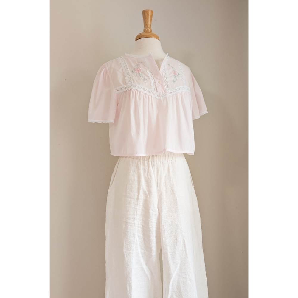 R E W O R K E D Vintage :: Pink Floral Embroidered Lace Trim 90s Cottage Blouse - Picture 11 of 15